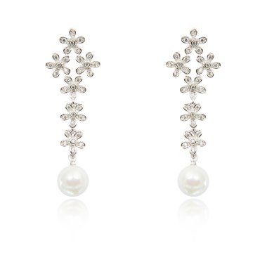 Küpe beyaz izole çift elmas ve doğal inci