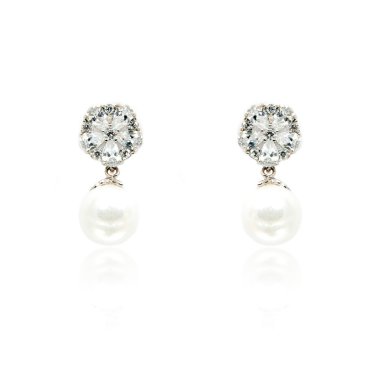 Küpe beyaz izole çift elmas ve doğal inci