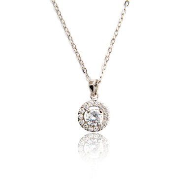 Elmas kolye üzerinde beyaz izole