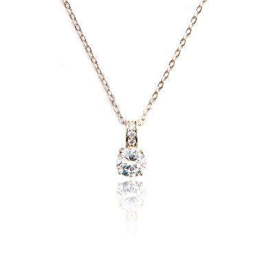 Elmas kolye üzerinde beyaz izole