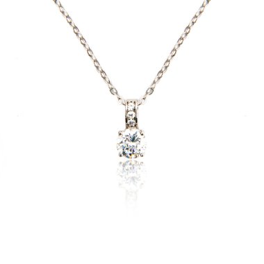 Elmas kolye üzerinde beyaz izole