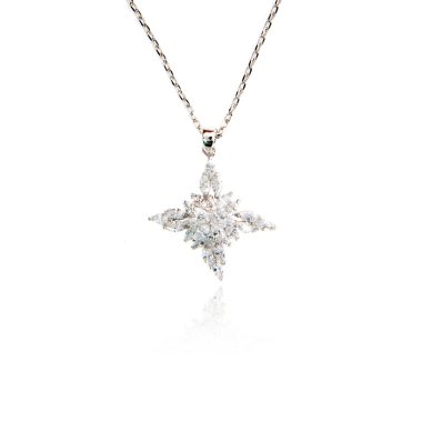 Elmas kolye üzerinde beyaz izole