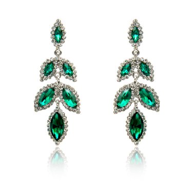 Zümrüt küpe beyaz izole çift