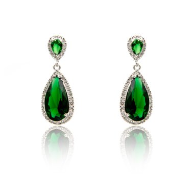 Zümrüt küpe beyaz izole çift