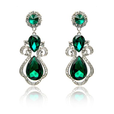 Zümrüt küpe beyaz izole çift