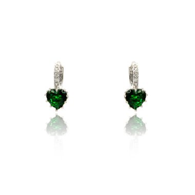 Zümrüt küpe beyaz izole çift