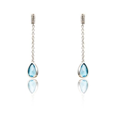 Safir küpe beyaz izole çift