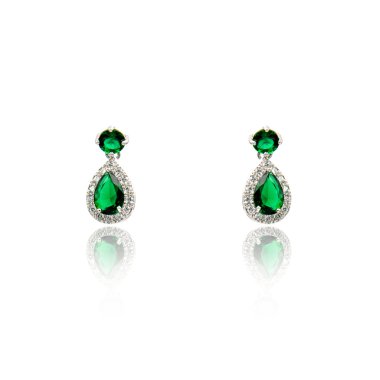 Zümrüt küpe beyaz izole çift