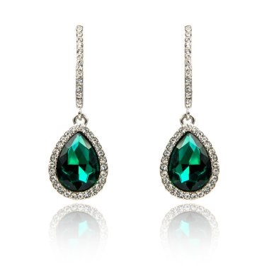 Zümrüt küpe beyaz izole çift