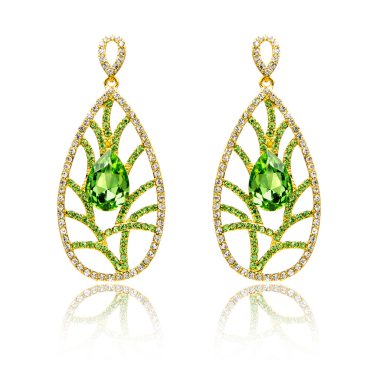 Zümrüt küpe beyaz izole çift