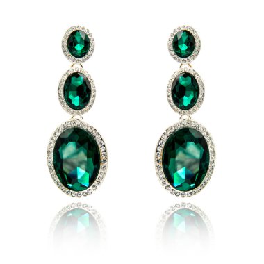 Zümrüt küpe beyaz izole çift