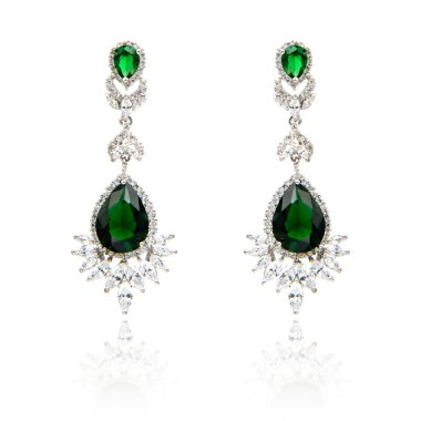 Zümrüt küpe beyaz izole çift