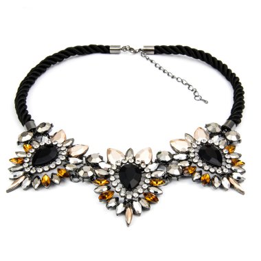 Moda elmas kolye üzerinde beyaz izole