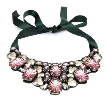 Moda elmas kolye üzerinde beyaz izole