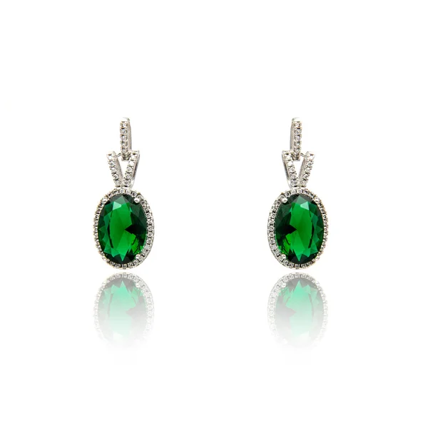 Paar smaragdgrüne Ohrringe isoliert auf weiß — Stockfoto