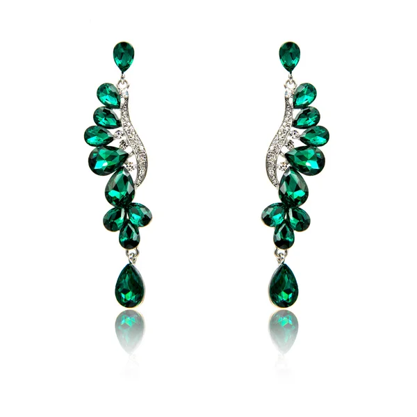 Emerald örhängen isolerad på vit — Stockfoto