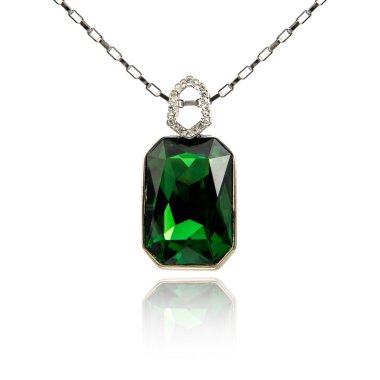 Zümrüt kolye üzerinde beyaz izole