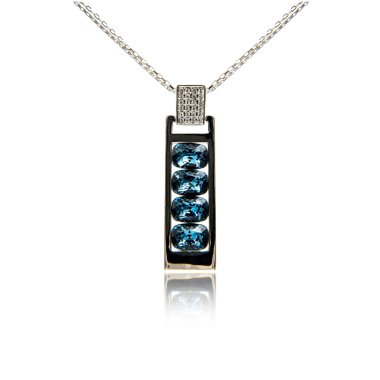 Safir kolye üzerinde beyaz izole