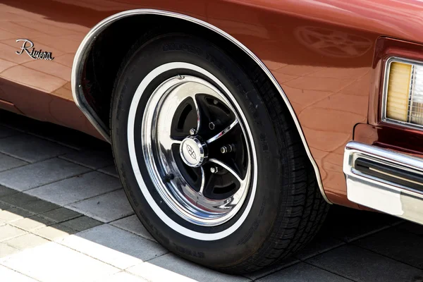 Tentoonstelling van retro en vintage auto 's. — Stockfoto