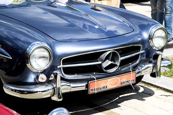Tentoonstelling van retro en vintage auto 's. — Stockfoto