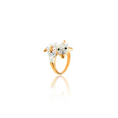 Beyaz izole elmas yüzük.