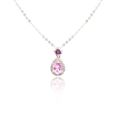 Ametist kolye üzerinde beyaz izole