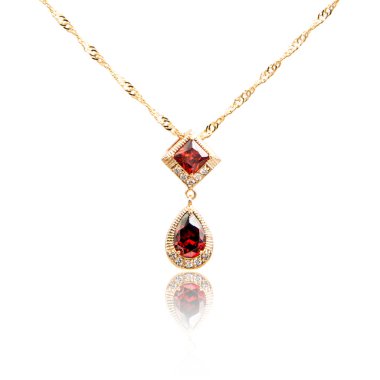 Yakut kolye üzerinde beyaz izole