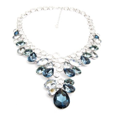 Safir kolye üzerinde beyaz izole