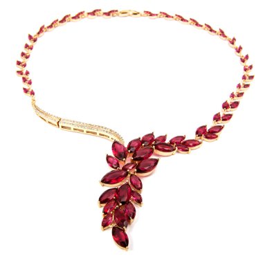 Yakut kolye üzerinde beyaz izole