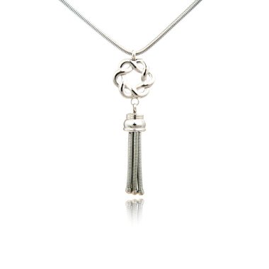 gümüş kolye üzerinde beyaz izole