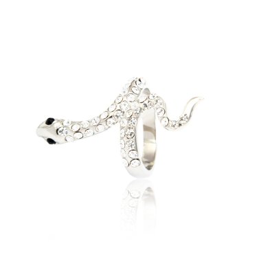 Beyaz izole gümüş elmas yüzük