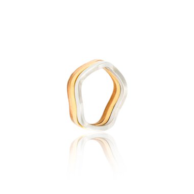 Beyaz izole altın pırlanta yüzük