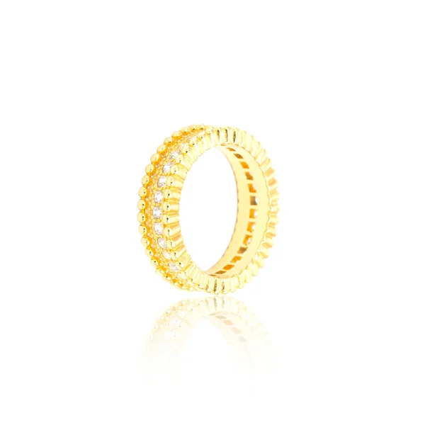 Anel de diamante dourado isolado em branco — Fotografia de Stock