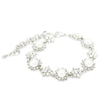 Beyaz izole gümüş elmas bilezik