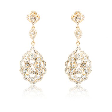 Çift üzerinde beyaz izole altın elmas küpe