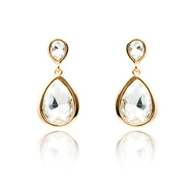 Çift üzerinde beyaz izole altın elmas küpe