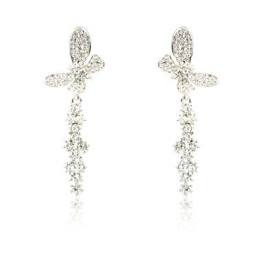 Çift üzerinde beyaz izole gümüş elmas küpe