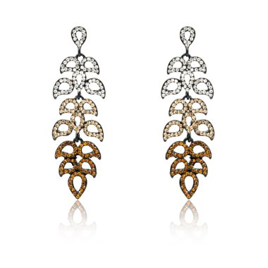 Çift elmas küpe beyaz izole