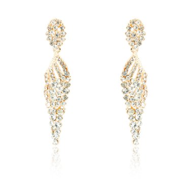 Çift üzerinde beyaz izole altın elmas küpe