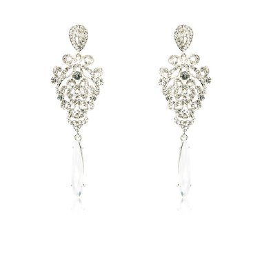 Çift üzerinde beyaz izole gümüş elmas küpe