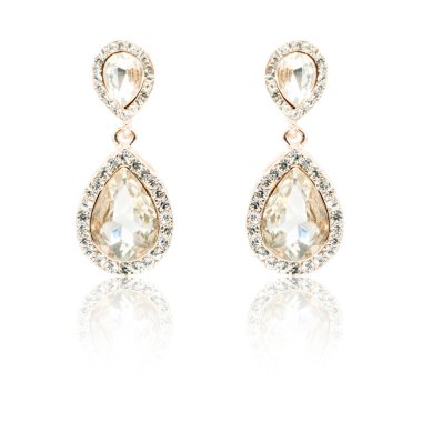 Çift üzerinde beyaz izole gümüş elmas küpe