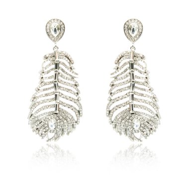 Çift üzerinde beyaz izole gümüş elmas küpe