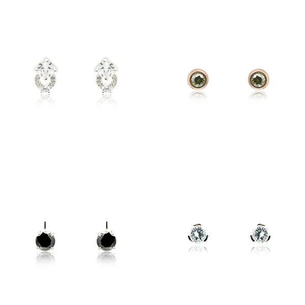 A négy pár elszigetelt fehér gyémánt fülbevaló szett — Stock Fotó