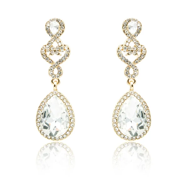 Paar gouden diamanten oorbellen geïsoleerd op wit — Stockfoto