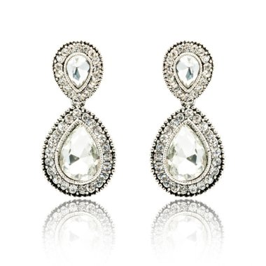 Çift üzerinde beyaz izole gümüş elmas küpe