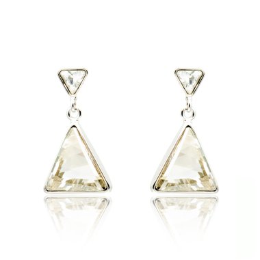 Çift üzerinde beyaz izole gümüş elmas küpe