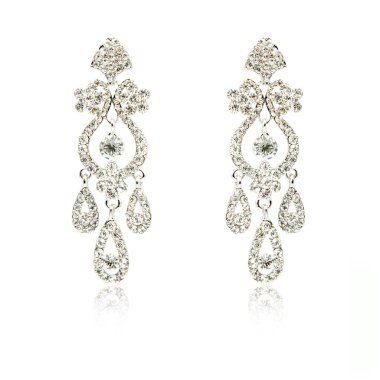 Çift üzerinde beyaz izole gümüş elmas küpe