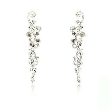 Çift üzerinde beyaz izole gümüş elmas küpe