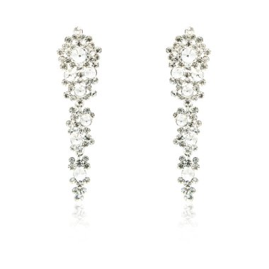 Çift üzerinde beyaz izole gümüş elmas küpe