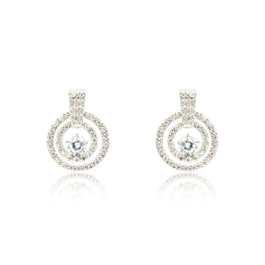 Çift üzerinde beyaz izole gümüş elmas küpe